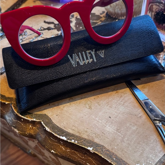 Valley eyewear wolves Red Sunglasses with Black Case - Picture 2 of 3